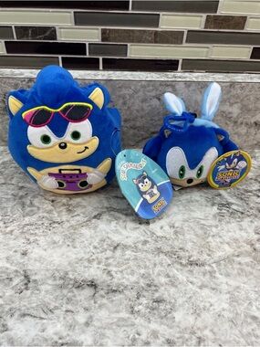 Squishmallows Sonic The Hedgehog Sonic Holding A Boombox & Keychain